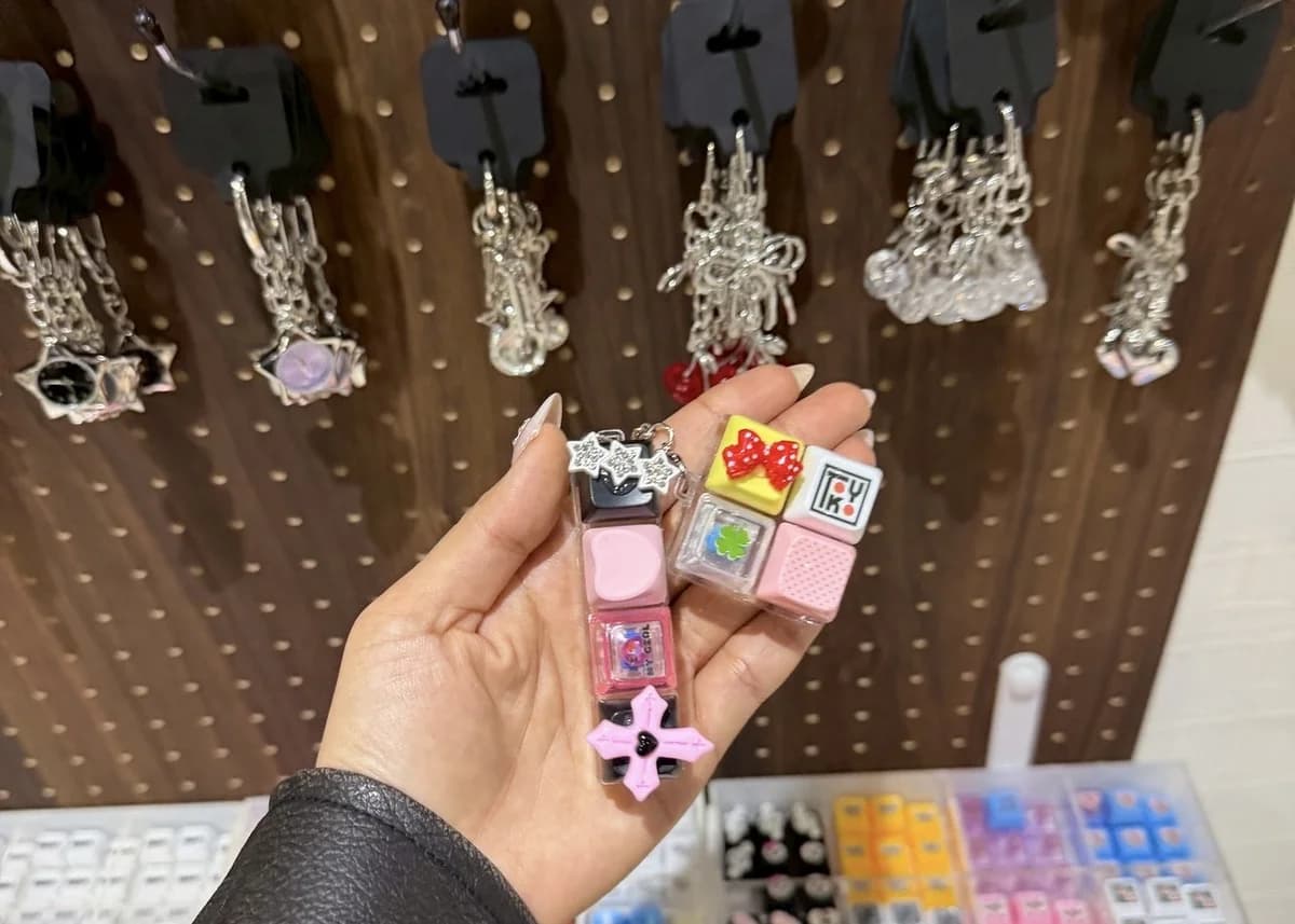 Choosing custom keyboard keycaps from the display