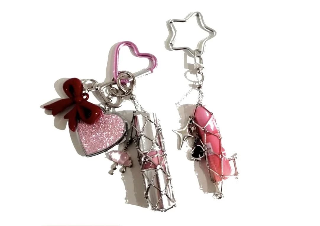 Lip chain accessory with detailed charms