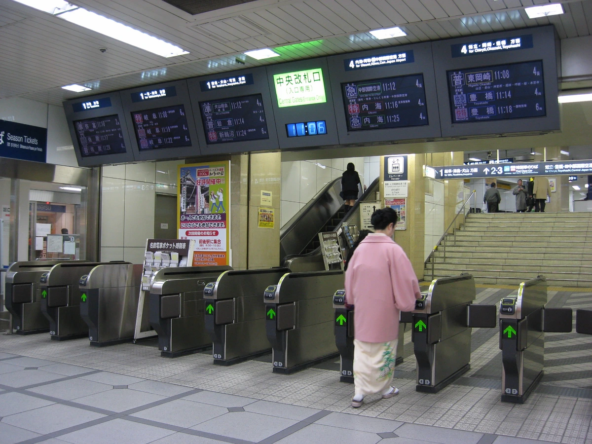 Meitetsu Nagoya Station central gate, the access point to the 4F bus center for the Meiji-mura highway bus