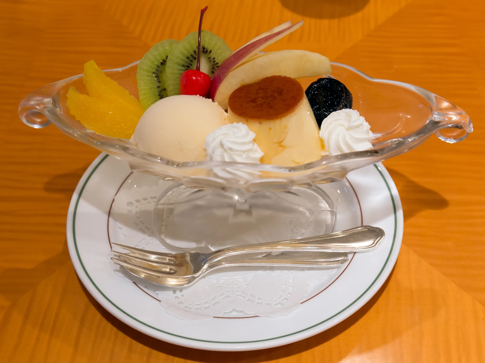 Pudding à la mode in retro yoshoku style, the dessert plating that inspired the cafe's Angel Pudding à la Mode