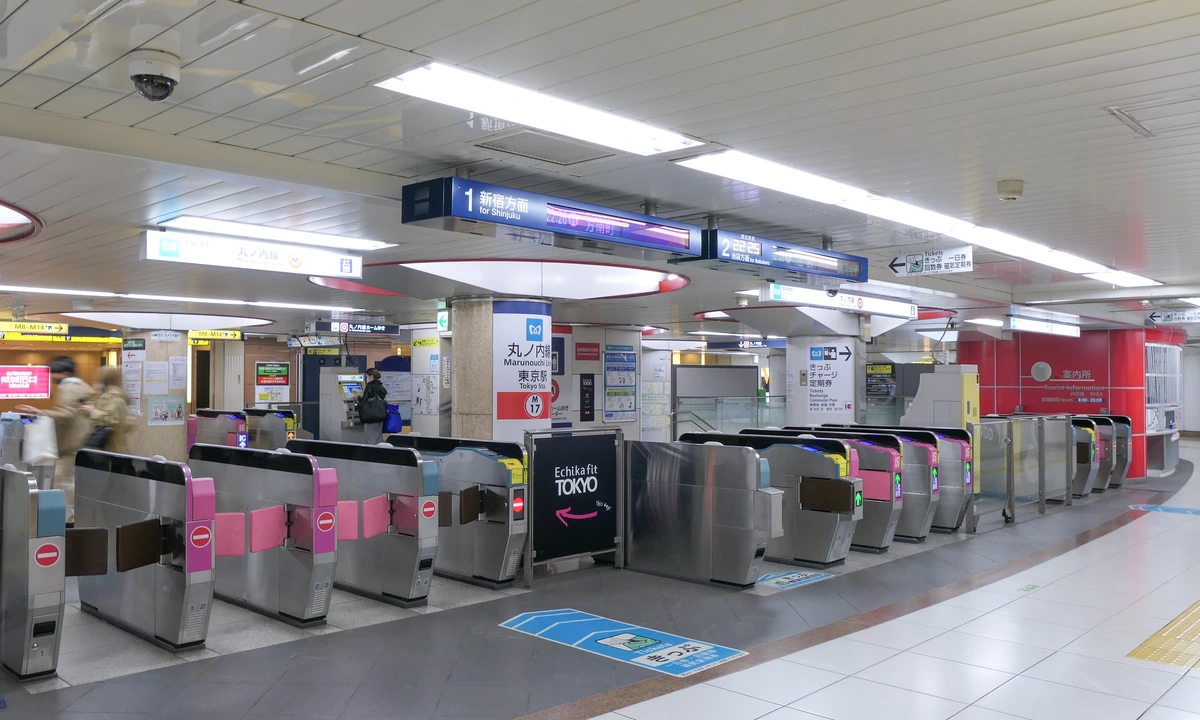 Tokyo Metro Tokyo Station ticket gate concourse, bilingual exit signage and IC card readers on every gate, the core travel tool for every first-time visitor in 2026