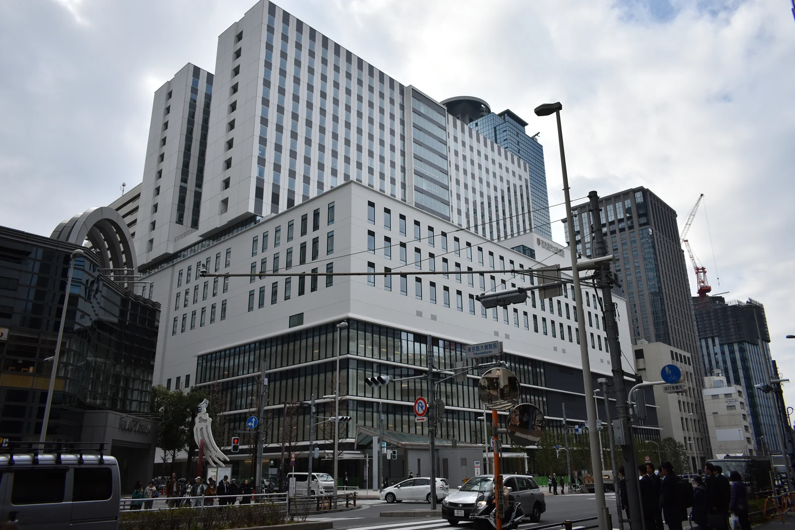 Tokyo Medical University Hospital exterior in Shinjuku — illustrative reference for a major Tokyo hospital where uninsured ER bills run ¥30,000–¥50,000