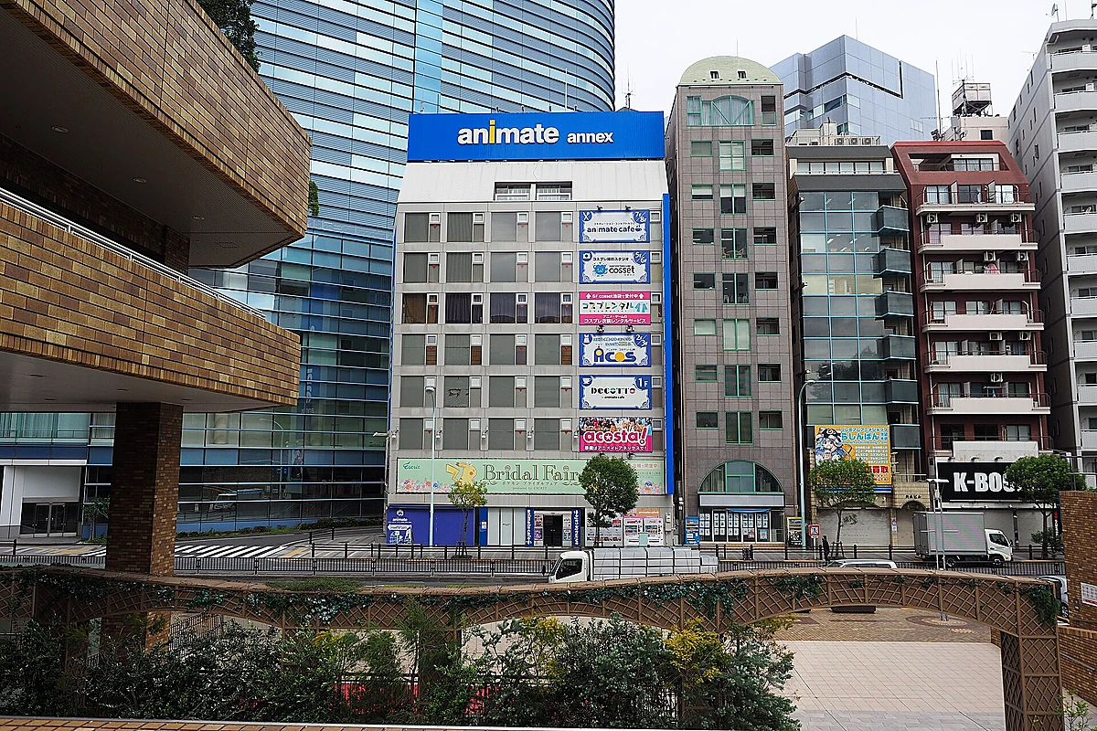 JoJo World Harajuku cafe counter and drink service ambience for the Stone Ocean collaboration