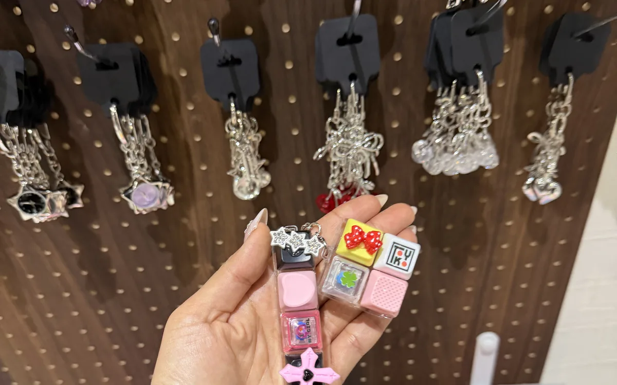 Choosing custom keyboard keycaps from the display