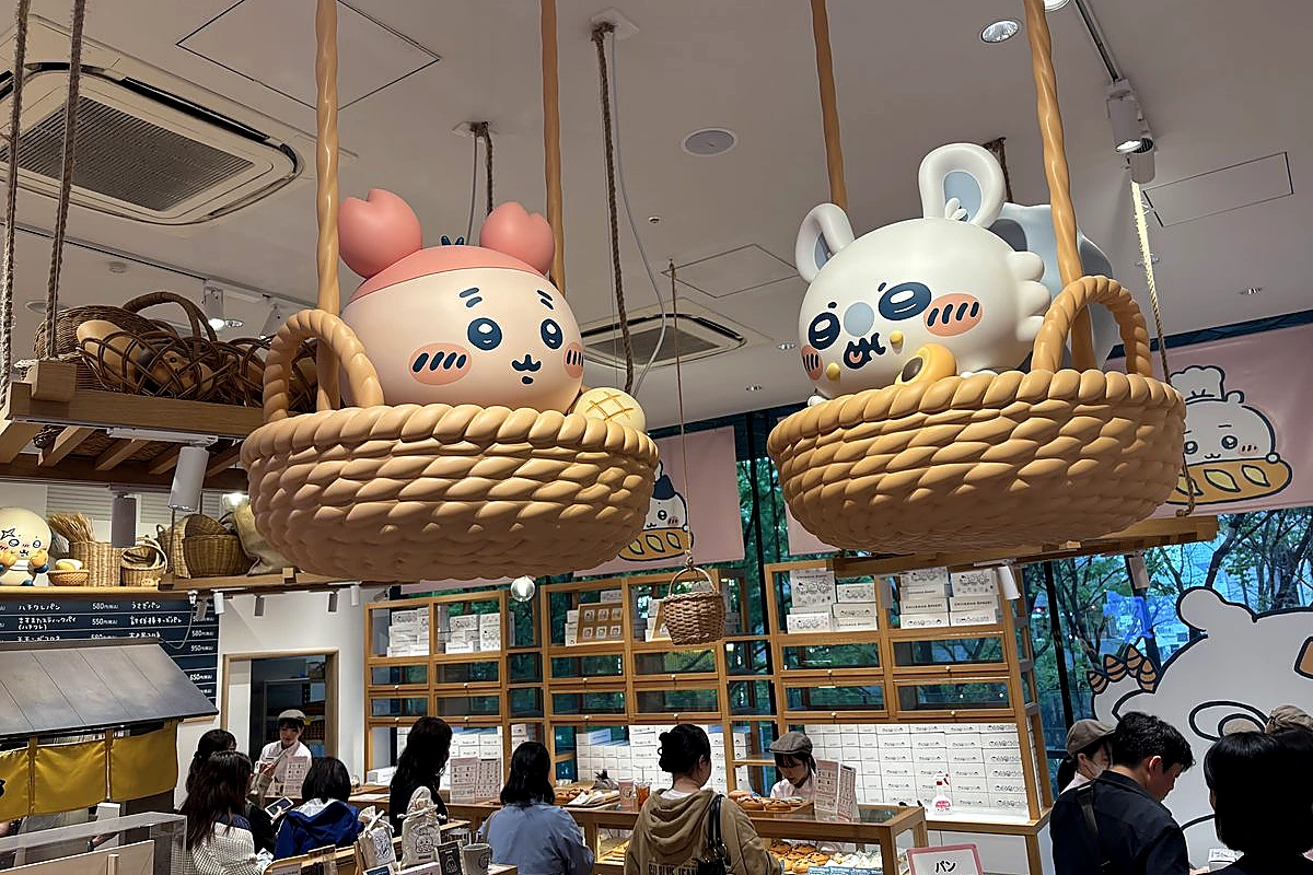 Pressed waffle sandwich stand-in — DECOTTO's character plates use the same golden lattice base with colour-coded fillings per hero