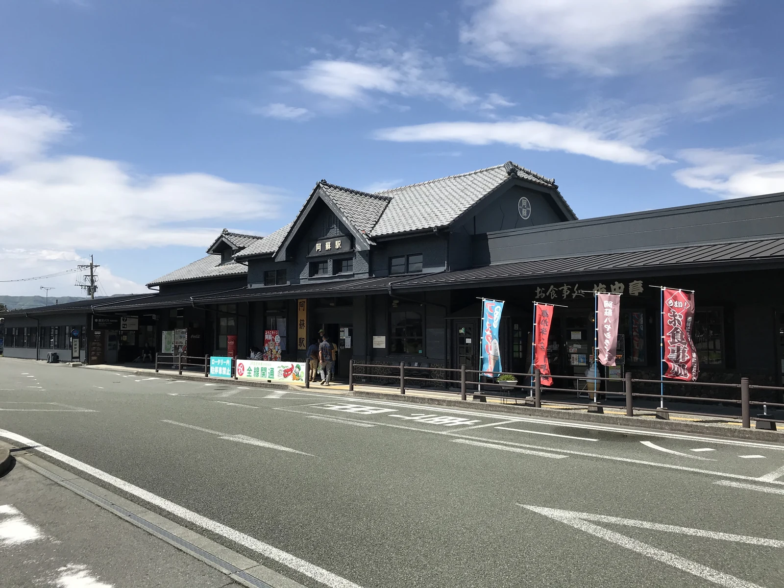 Aso Station building in Kumamoto Prefecture, the Usopp statue stands directly in front of this rebuilt station