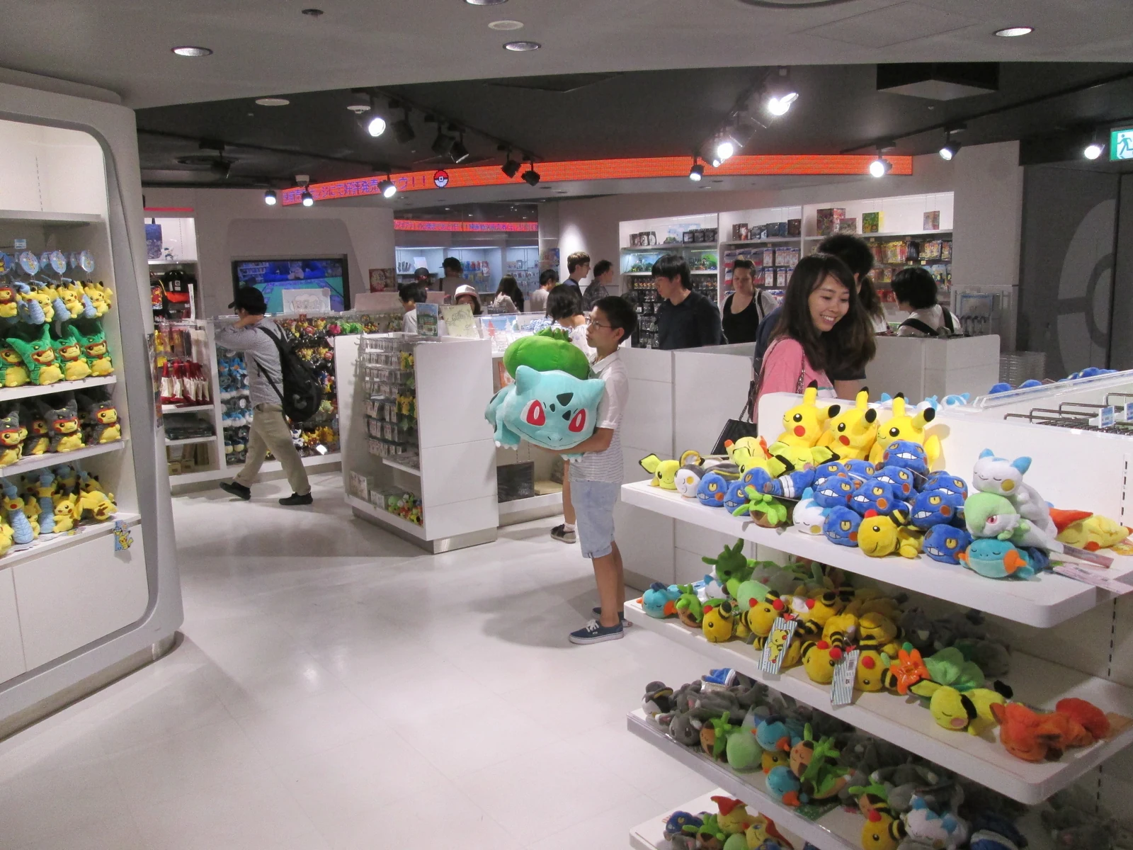Pokémon Center Mega Tokyo merchandise wares, exclusive Pokémon goods comparable to PokéPark Kanto's Kayatsuri Town shop floor