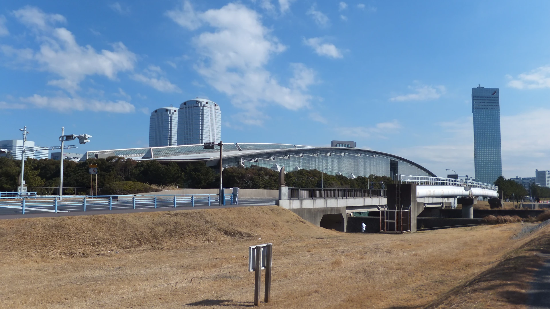 View of Makuhari Messe approach from Messe-Ohashi Bridge, typical access route for WonFes attendees